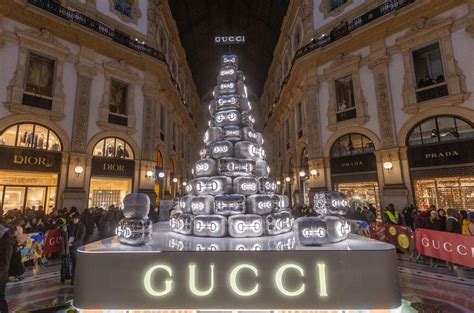 Perché l’albero di Gucci in Galleria a Milano sta